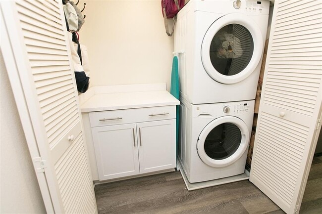 Building Photo - Urban living in this Gorgeous 3 bedroom 3....