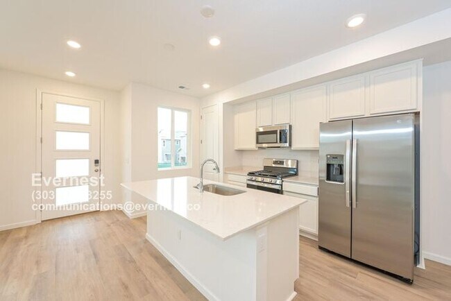 Building Photo - Spacious and Stylish Townhome with Prime L...