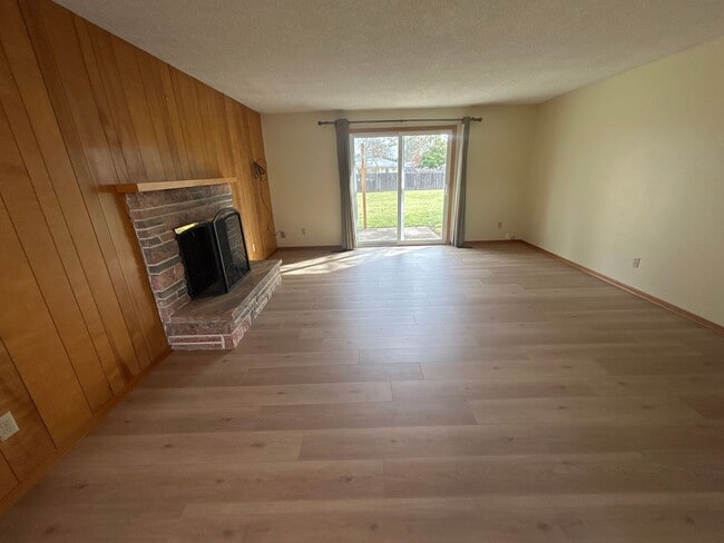 Building Photo - Beautiful 3 Bedroom 1 1/2 Bath with Huge Fenced Backyard! Tour Today!