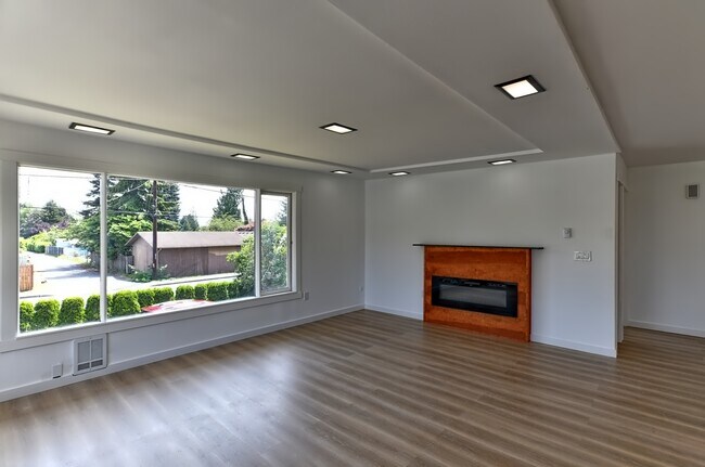 Building Photo - Everett Duplex