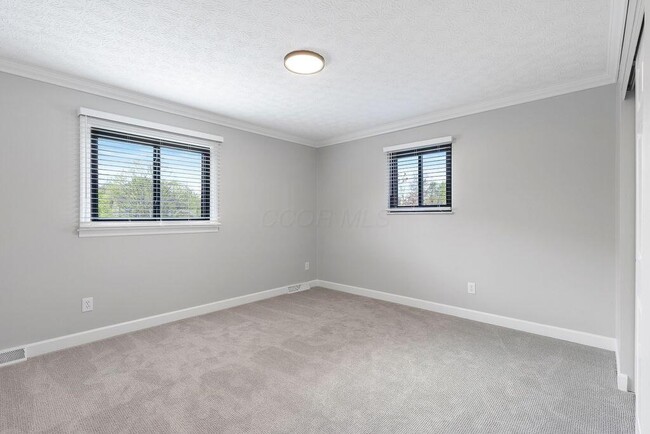 Building Photo - 554 Pointview Dr