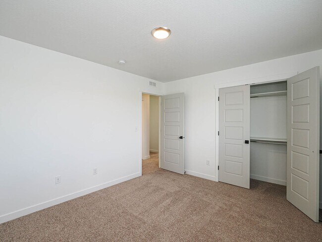 Building Photo - 4 Bedroom, 2.5 bathroom Eagle Mountain Home