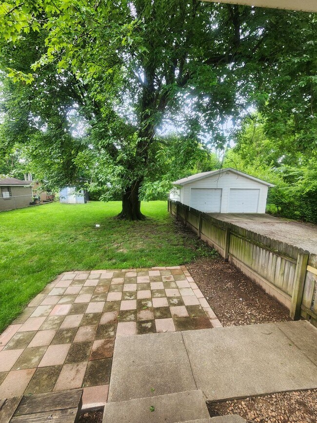 Building Photo - Beautiful and spacious 3 bedroom 1 bath ho...