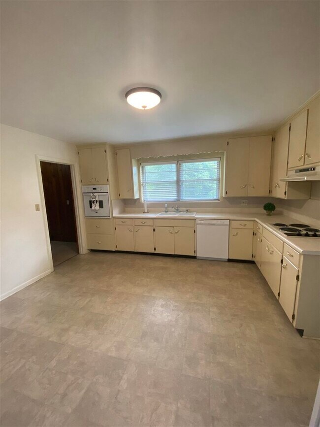 Building Photo - 1006 Ivanhoe Rd