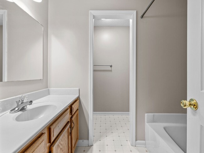 Building Photo - Country Club Area!