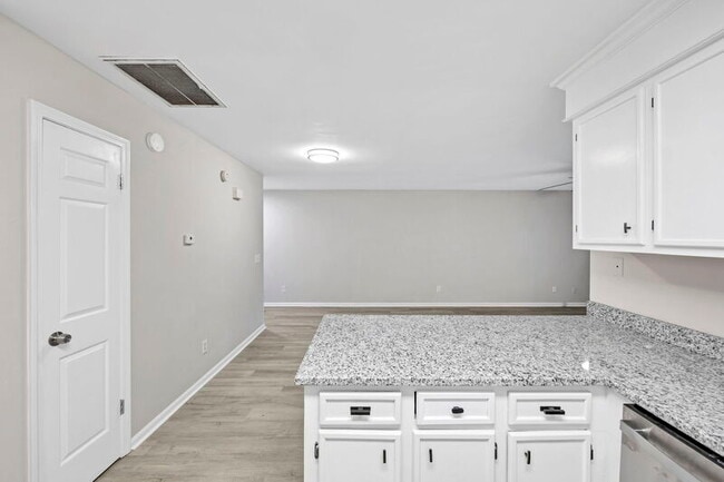 Building Photo - 313 Friarsgate Blvd