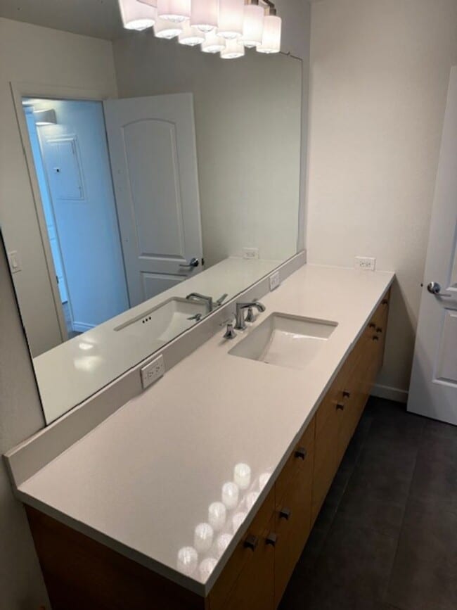 Building Photo - Steps from Alamitos Beach! Modern 1 bed 1 ...