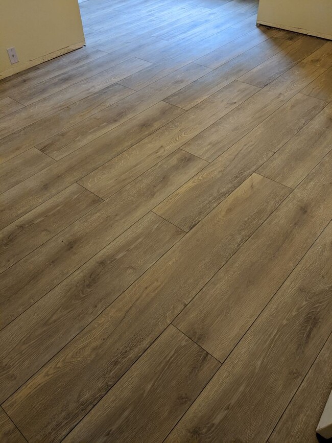 Building Photo - Free Rent for 2 months.   3-Bedroom, 2-Bath Oasis: Close to Hospital, Washer/Dryer Included, Park...