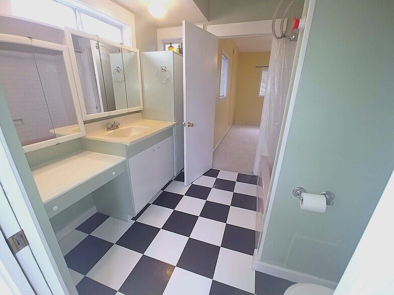 Building Photo - 4546 Kingswell Ave
