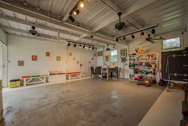 Building Photo - 2316 Green Meadows Dr