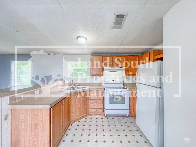 Building Photo - 425 Longfellow Blvd