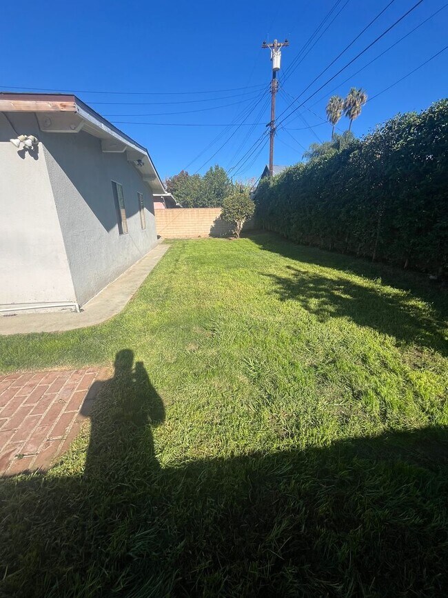 Building Photo - 5850 Cedarglen Dr