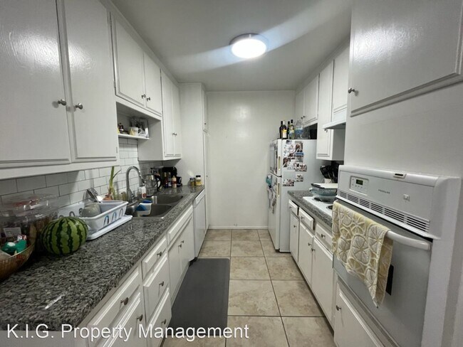 Building Photo - 1 br, 1 bath Apartment - 825 S. Bedford St...