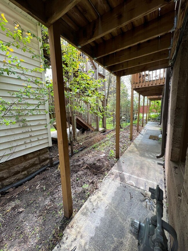 Building Photo - AVAILABLE JUNE - 4 Bed 1 Bath Townhome