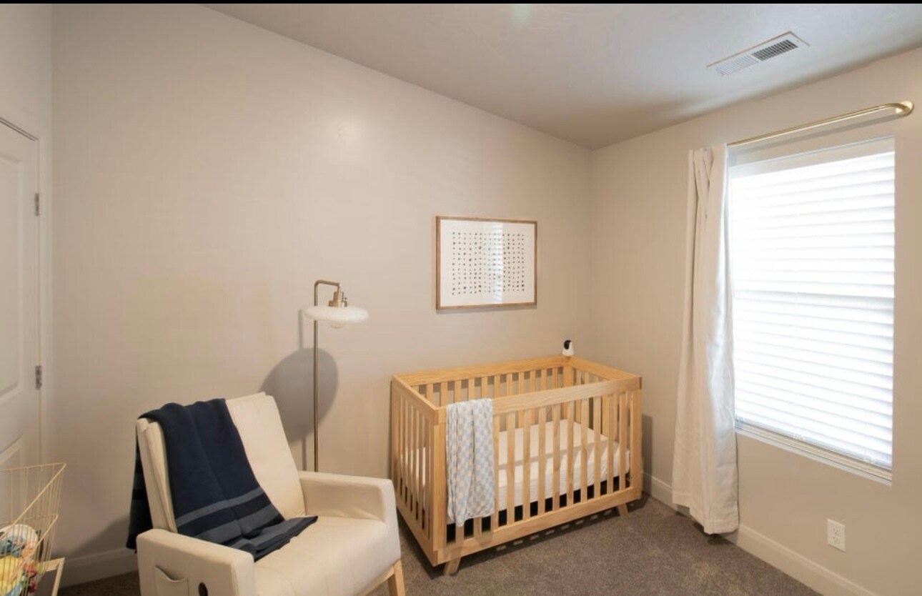 Building Photo - 128 N Lone Rock Dr