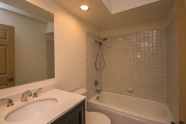 Building Photo - Beautiful Single Level Home with Great Nat...