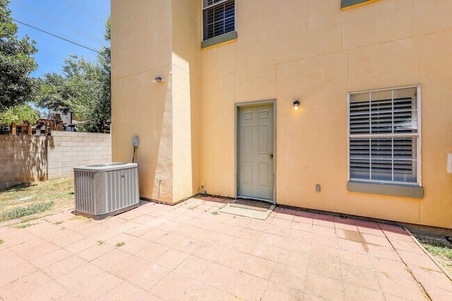 Building Photo - 1000 Ranchway Dr