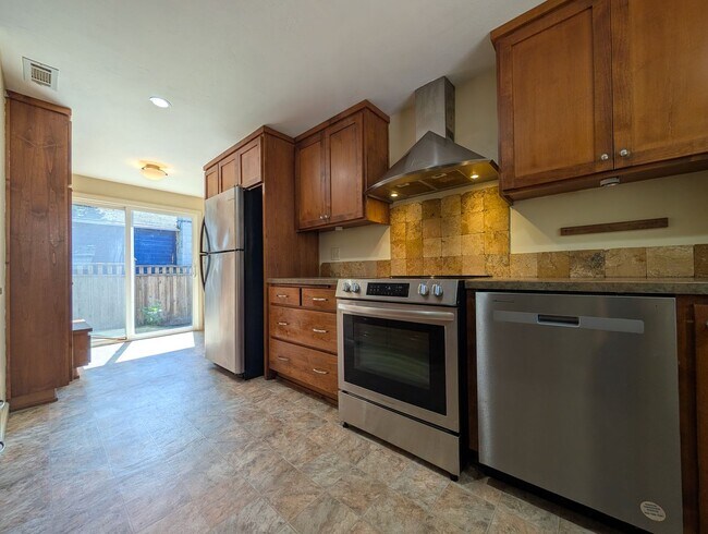 Building Photo - 890 E 29th Ave