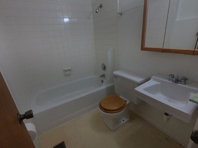 Building Photo - 3 Bedroom on West Side of The Hill