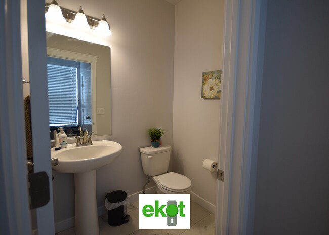 Building Photo - Spacious Townhome Near Shopping! 3 BD 2.5 BTH