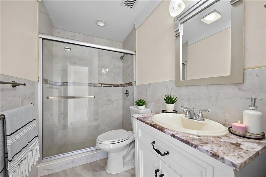 Building Photo - 5540 Lakewood Cir S