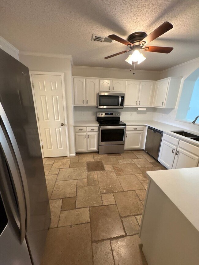 Building Photo - Beautiful 3 Bedroom 2 full bathroom home in Collierville