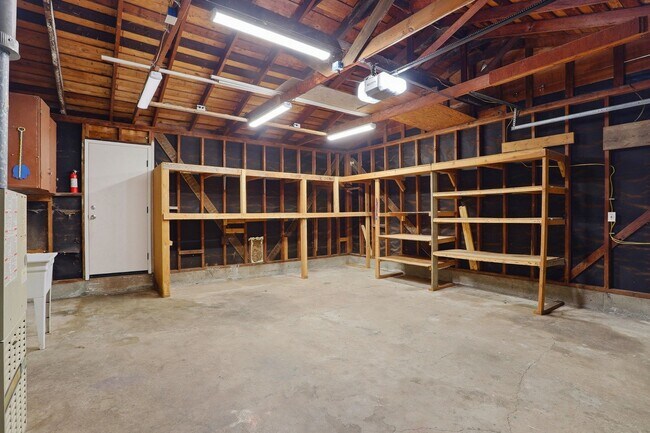 Building Photo - Country property close to town!