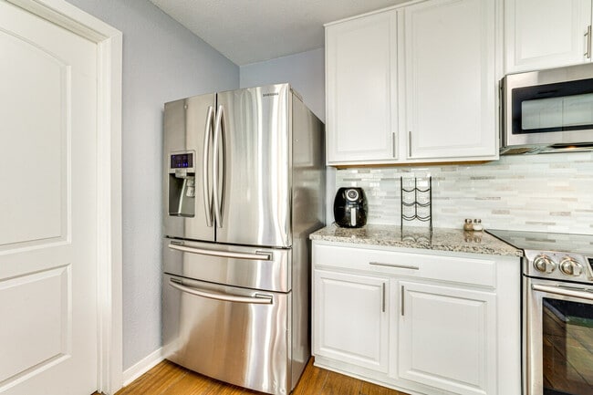 Building Photo - 1122 Gruene Rd