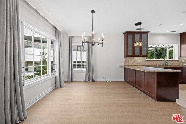 Building Photo - 420 S Beverwil Dr