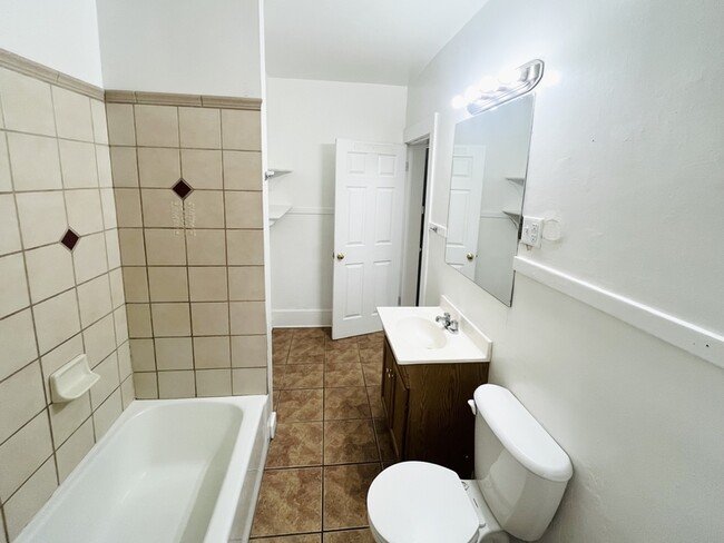 Building Photo - 925 E Wilson Ave