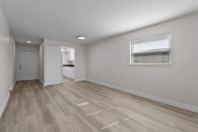 Building Photo - 1150 E Sample Rd