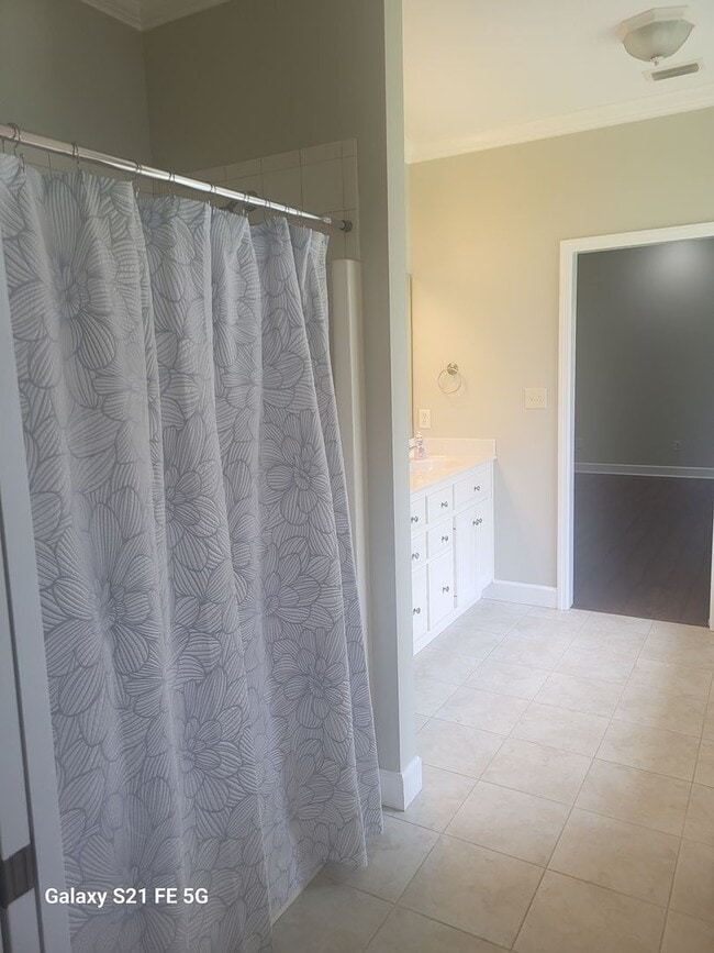Building Photo - 4 bedroom, 3 bath, 2145 sq ft home