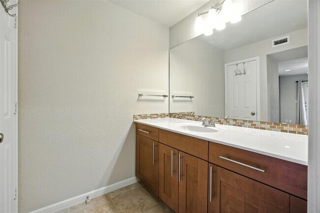 Building Photo - 7685 Northcross Dr