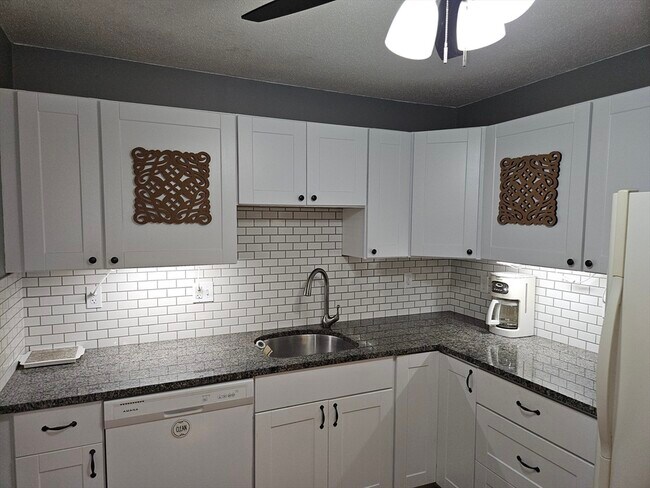 Building Photo - 2 Karena Dr