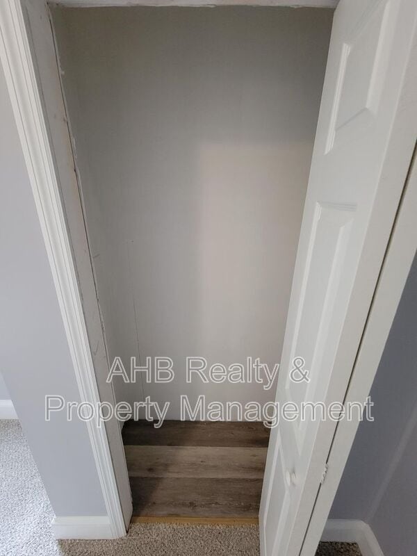 Building Photo - 1104 W Webb Ave