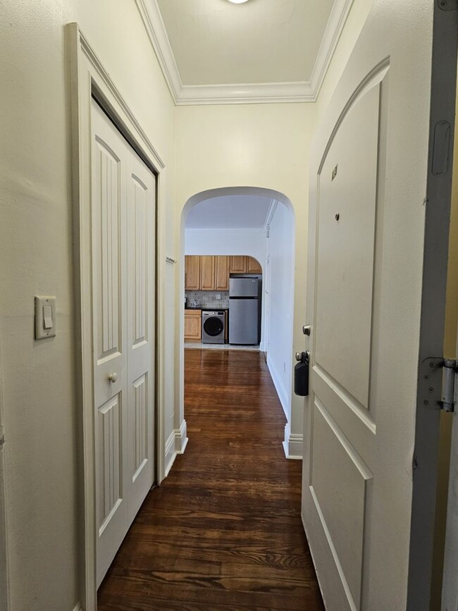 Building Photo - Beautiful Studio! Perfect Location!