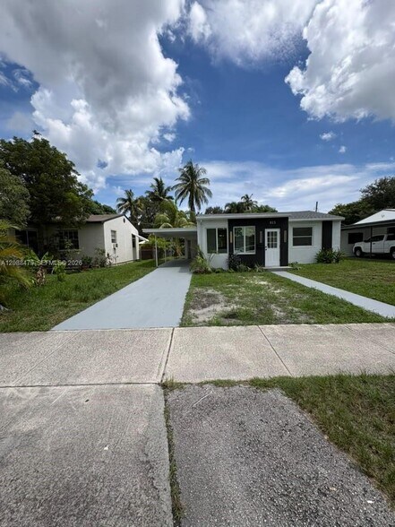 Building Photo - 825 S 28th Ave