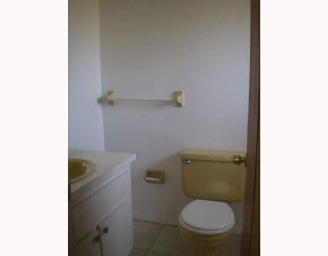 Building Photo - Affordable 3 bedroom 2 bath centrally located