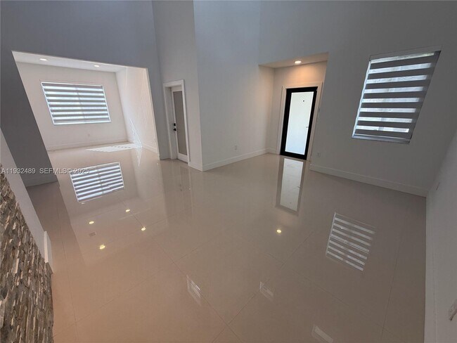 Building Photo - 107 SE 22nd Terrace