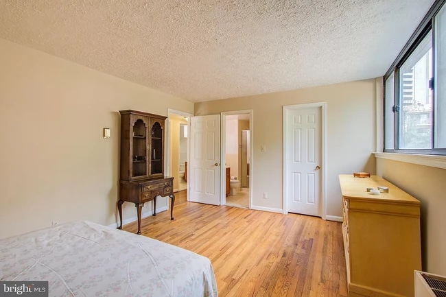 Primary bedroom (furniture to be cleared) - 118 Monroe St