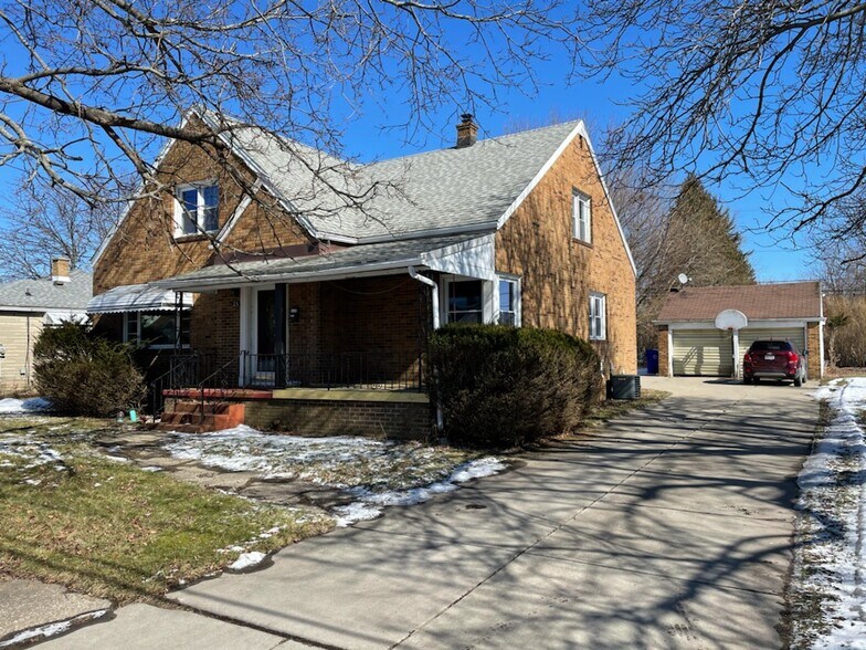 25 Fernwood - 25 Fernwood Ave