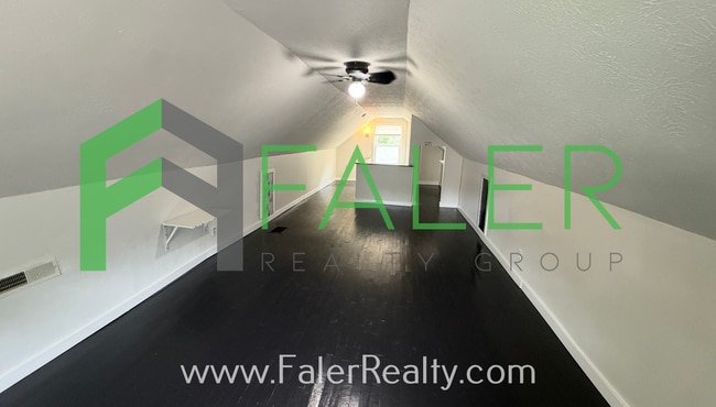 Building Photo - Show-stopping rental available!
