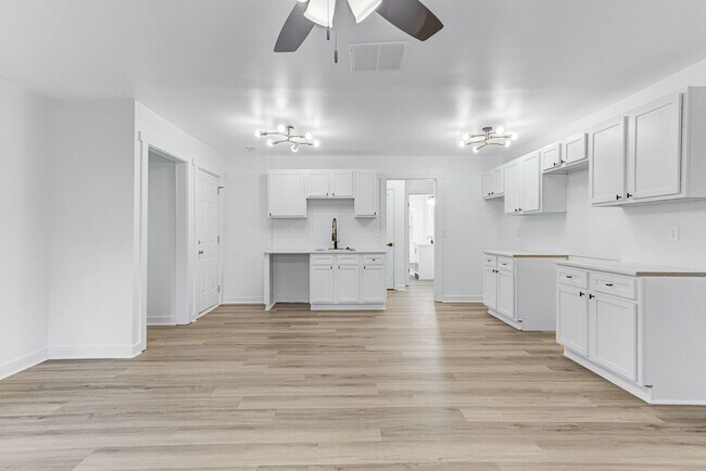 Building Photo - Beautifully Updated Home in East Memphis