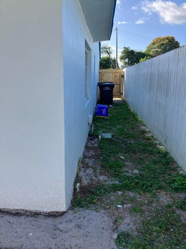 Building Photo - 949 30th St