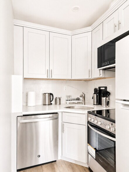 Building Photo - 317 W 48th St