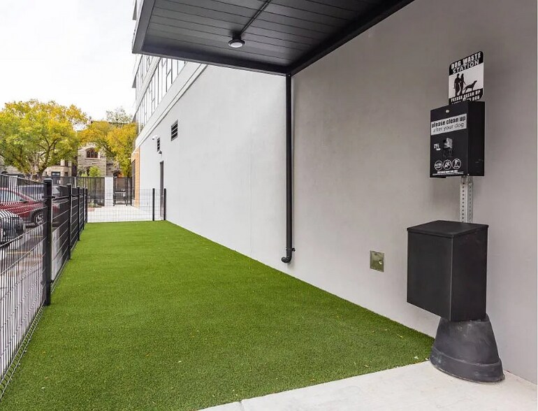 Building Photo - 4577 N Sheridan Rd