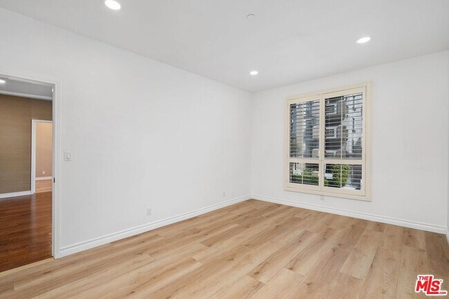 Building Photo - 117 S Clark Dr