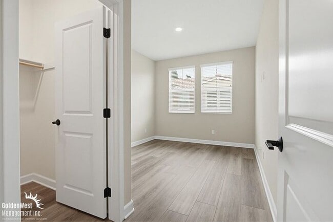 Building Photo - Bright & Modern 3Bdm 2Ba Townhome in Vista!