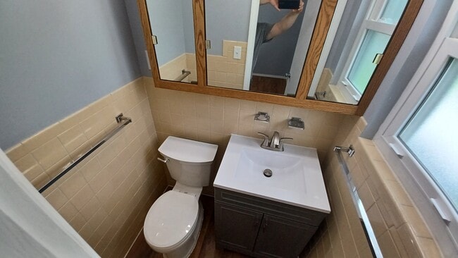 Building Photo - 847 Weedel Dr