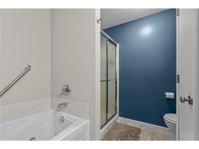 Building Photo - 2504 Country View Dr